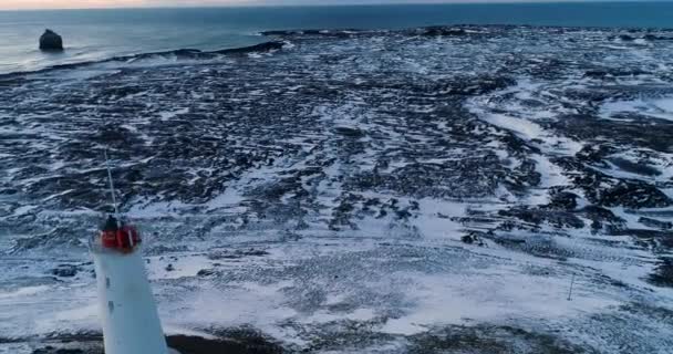 Krajobraz Morski Latarnią Morską Zaśnieżonym Brzegu Zimnym Morzu Islandia Widok — Wideo stockowe