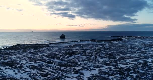 Krajobraz Morski Zaśnieżonym Brzegiem Zimnym Morzem Islandia Widok Góry — Wideo stockowe