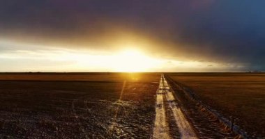 İzlanda, İzlanda üzerinde günbatımının hava görüntüsü, video 