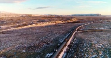 Karlı kamyon yolunun hava manzarası, İzlanda