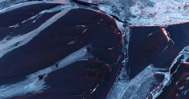 航空写真ビュー アイスランドで冷凍川 — ストック動画