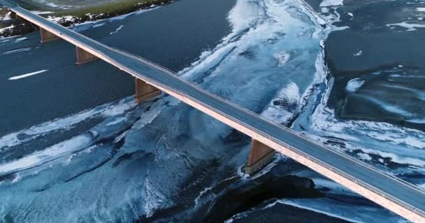 氷結したアイスランドの川に架かる橋の空中ビュー — ストック動画