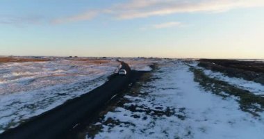 Kışın hava görünümünde yolda araba