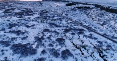 Kışın hava görünümünde yolda araba