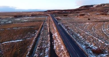 Kışın hava görünümünde yolda araba