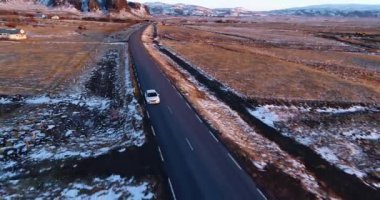 Kışın hava görünümünde yolda araba