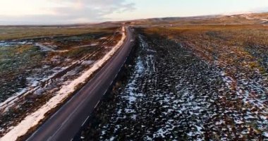 Kışın hava görünümünde yolda araba