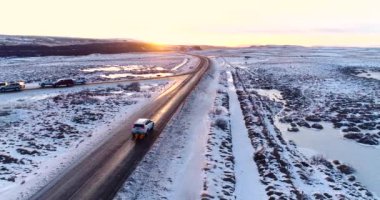 Kışın hava görünümünde yolda araba