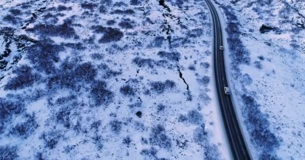 冬の空撮で道路上の車 — ストック動画