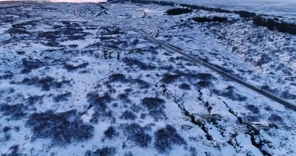 voiture sur la route en hiver en vue aérienne 