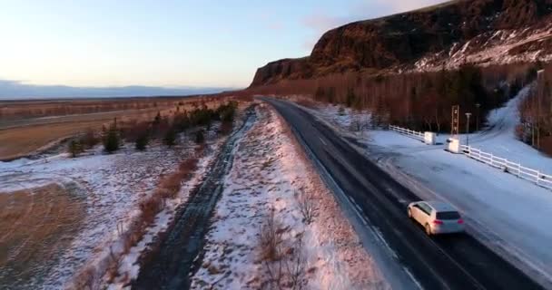 汽车在冬天在路在空中看法 — 图库视频影像