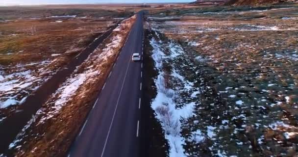 Αυτοκίνητο Στο Δρόμο Χειμώνα Εναέρια Άποψη — Αρχείο Βίντεο