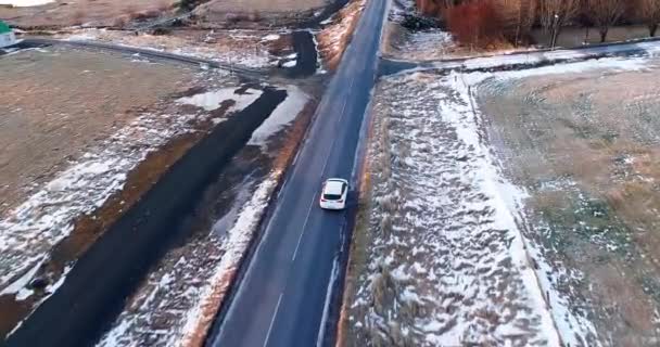 Αυτοκίνητο Στο Δρόμο Χειμώνα Εναέρια Άποψη — Αρχείο Βίντεο