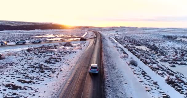 汽车在冬天在路在空中看法 — 图库视频影像