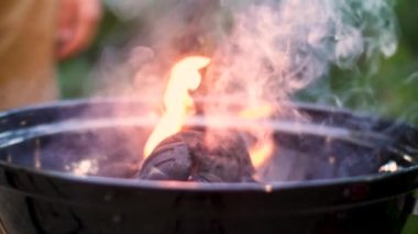 Barbekü ortasında yakın çekim (ağır çekim)