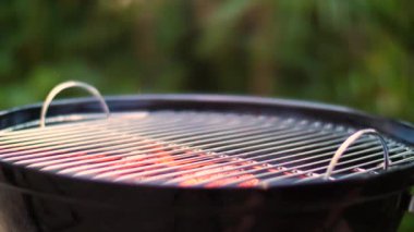 Barbekü ortasında yakın çekim (ağır çekim)