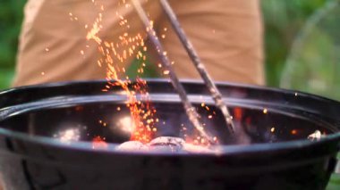 Barbekü ortasında yakın çekim (ağır çekim)