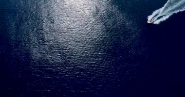 Denizde bir uyku modundan çıkarma bırakarak tekne