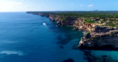 Cliff motorlu tekne ile İspanyol sahilde