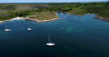 Denizde ve Menorca Adası, Akdeniz, İspanya 'da teknelerin hava görüntüleri