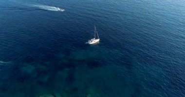 Güneşli bir günde Akdeniz 'de tekneler, video 