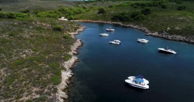 Denizde ve Menorca Adası, Akdeniz, İspanya 'da teknelerin hava görüntüleri