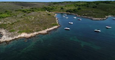 Denizde ve Menorca Adası, Akdeniz, İspanya 'da teknelerin hava görüntüleri