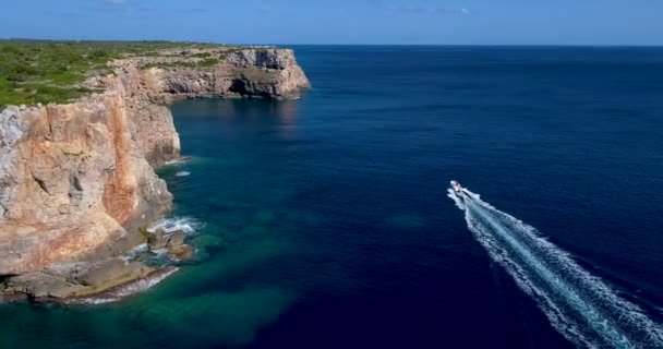Bateau en mer laissant un sillage 