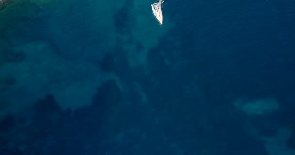 Flygfoto Menorca Och Vit Båt Medelhavet Spanien — Stockvideo