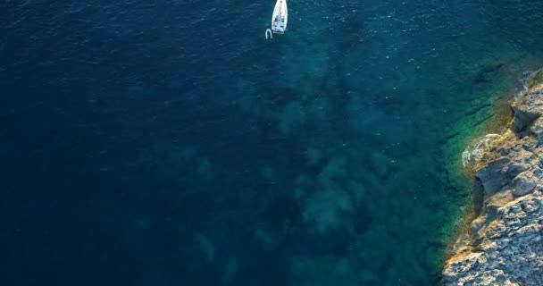 Flygfoto Menorca Och Vit Båt Medelhavet Spanien — Stockvideo