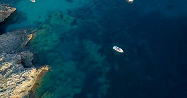 モーター ボートとスペインの海岸の崖 — ストック動画