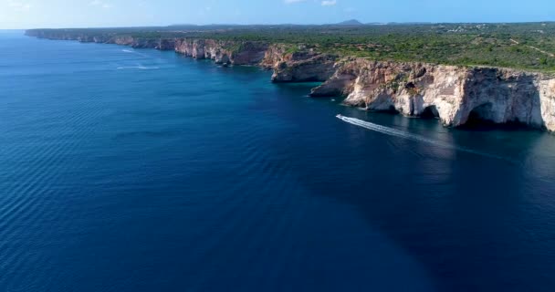 Cliff Στις Ισπανικές Ακτές Μηχανοκίνητο Σκάφος — Αρχείο Βίντεο