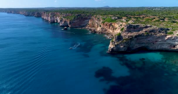 Cliff Costa Espanhola Com Barco Motor — Vídeo de Stock