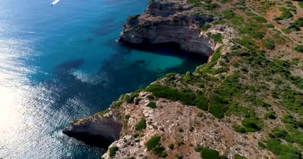 Cliff Costa Espanhola Com Barco Motor — Vídeo de Stock