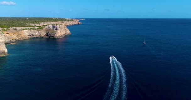 Cliff Costa Espanhola Com Barco Motor — Vídeo de Stock