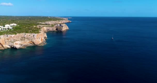 Falaise sur la côte espagnole avec bateau à moteur 