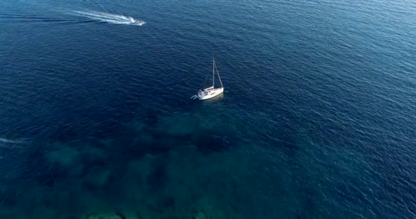 晴れた日の地中海のボート ビデオ — ストック動画