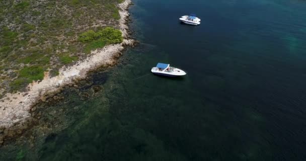 海とメノルカ島のボートの空中ビデオ 地中海 スペイン — ストック動画