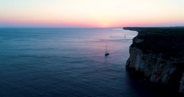 Akdeniz ve Menorca adası üzerinde günbatımının videosu