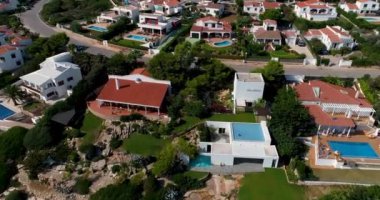 Akdeniz, İspanya 'daki Menorca Adası' ndaki villaların hava görüntüleri.
