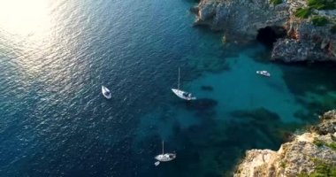Cliff tekne ile İspanyol sahilde