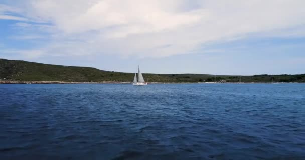 Cliff Den Spanska Kusten Med Båt — Stockvideo