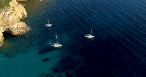 Acantilado Costa Española Con Barco — Vídeos de Stock