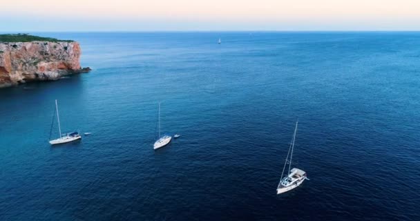 ボートでスペインの海岸の崖 — ストック動画