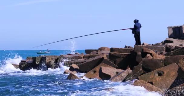 Alexandria Egito Março 2018 Homem Que Pesca Rochas — Vídeo de Stock