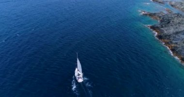 Hava görünümünde denizde Yelkenli