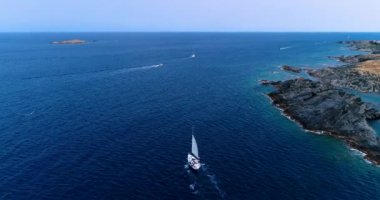 Hava görünümünde denizde Yelkenli