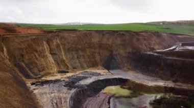  Açık maden ve taş ocağının panoramik manzarası, Fas 