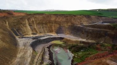  Açık maden ve taş ocağının panoramik manzarası, Fas 