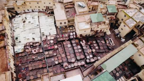 製革所都市のフェズ モロッコの空から見た — ストック動画